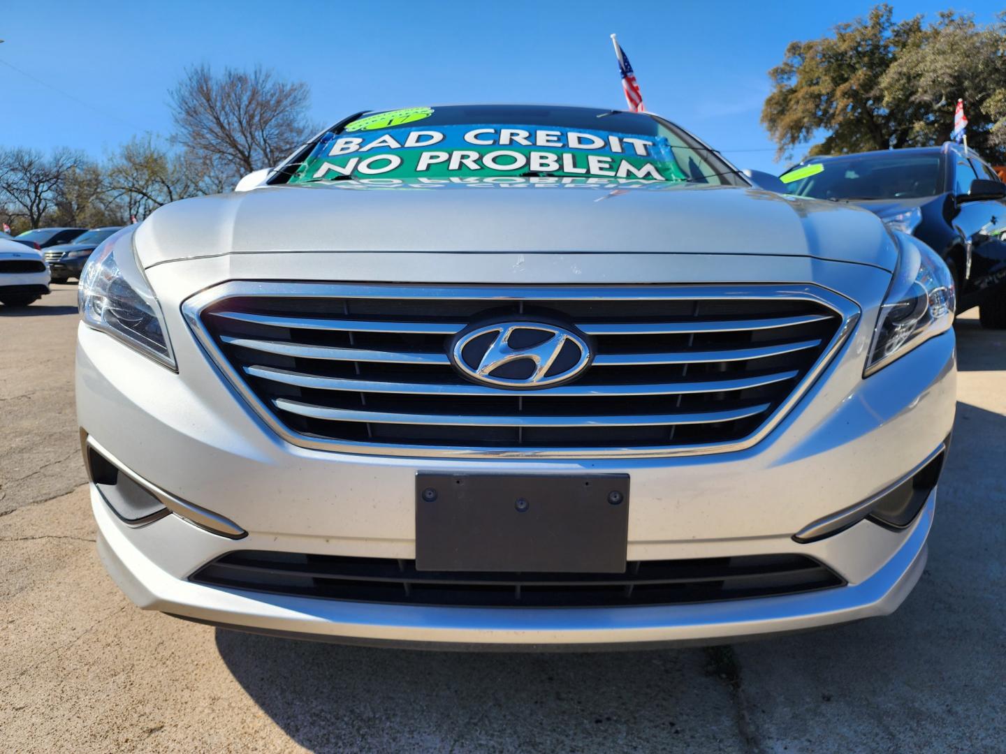 2017 SILVER Hyundai Sonata SE (5NPE24AF8HH) with an 2.4L L4 DOHC 16V engine, 7A transmission, located at 2660 S.Garland Avenue, Garland, TX, 75041, (469) 298-3118, 32.885551, -96.655602 - Welcome to DallasAutos4Less, one of the Premier BUY HERE PAY HERE Dealers in the North Dallas Area. We specialize in financing to people with NO CREDIT or BAD CREDIT. We need proof of income, proof of residence, and a ID. Come buy your new car from us today!! This is a very clean 2017 HYUNDAI SON - Photo#9